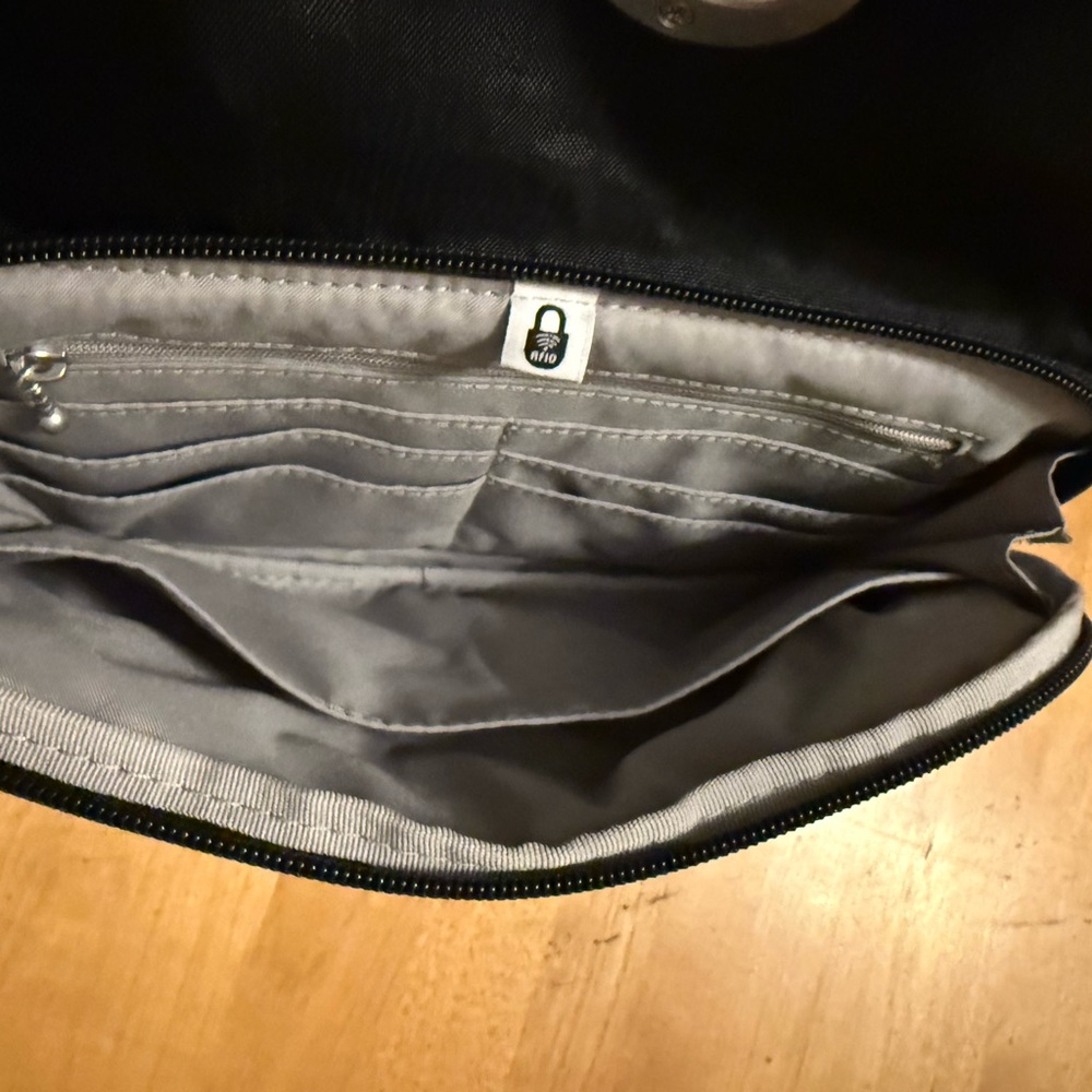 Baggallini Black Crossbody Bag with Silver Turn-Lock LIKE NEW - Picture 6 of 11